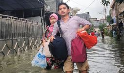 Diserang Banjir, Staf Khusus Jokowi Ini Tetap Ganteng - JPNN.com