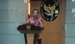Mahfud: Jumlah WNA yang Masuk ke Indonesia Lebih Tinggi dari Jumlah WNI Keluar Indonesia - JPNN.com