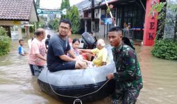 Tim Satgas Banjir Lantamal III Bantu Warga Terdampak Banjir - JPNN.com