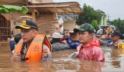 Kapolres Bekasi Terjang Banjir Pimpin Evakuasi Warga - JPNN.com