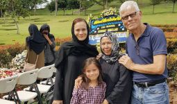 Pamit Pulang ke Malaysia, Ibunda Mendiang Ashraf Sinclair Berpesan Begini - JPNN.com