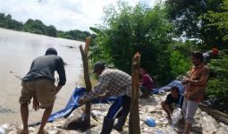 Trauma Bencana Banjir, Warga Patroli Pantau Kondisi Tanggul Sungai - JPNN.com