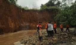 Lahan Makam di Bogor Longsor, 10 Mayat Hanyut - JPNN.com
