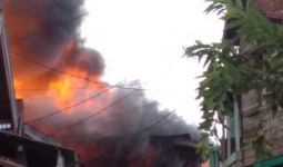 Detik-detik Kebakaran di Bekas Lokalisasi, Belasan Rumah Gosong - JPNN.com