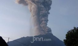 Selasa Pagi Gunung Merapi Erupsi Lagi, Terdengar Dentuman Keras - JPNN.com