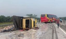 Bus Medan Jaya vs Truk di Tol Tebingtinggi, 1 Orang Tewas, 6 Luka-luka - JPNN.com