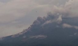 Waspada, Gunung Semeru Mengeluarkan Awan Panas - JPNN.com