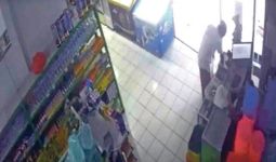 Pria yang Mengaku sebagai Pengurus Masjid Ini Terekam CCTV Berbuat Terlarang di Supermarket - JPNN.com