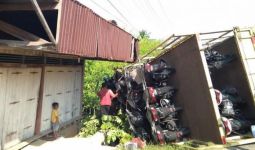 Sopir Mengantuk, Truk Pengangkut Puluhan Sepeda Motor Terbalik di Aceh Timur - JPNN.com