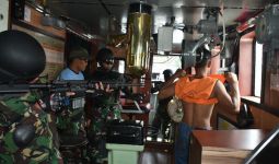 Personel KRI Sungai Gerong Bergerak Cepat Menuju Kapal yang Mencurigakan - JPNN.com