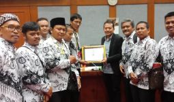 Sertifikat Pendidikan Bukan Syarat Mendaftar Guru PPPK 2021, Pak Raden Senang - JPNN.com