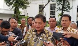 Airlangga Menjelaskan Bansos untuk Pekerja Gaji di Bawah Rp 5 Juta, Simak ya - JPNN.com