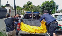 Mayat Wanita di Selokan Depan Hotel, Penuh Luka Sayatan, Tanpa Baju - JPNN.com