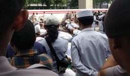 Usai Salat Asar Berjemaah, Massa FPI Melanjutkan Aksi - JPNN.com