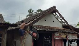 14 Rumah dan Satu SPBU Rusak Disapu Angin Langkisau - JPNN.com