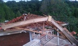 Bangunan di Wisata Air Terjun Dolo Kediri Hancur Disapu Angin Kencang - JPNN.com