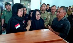 Menteri Siti Menangis saat Melepas Putra-Putri KLHK yang Gugur saat Bertugas - JPNN.com