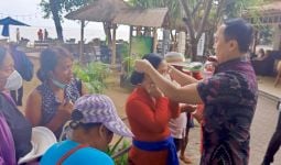 Putu Supadma Rudana Bagi-bagi Ratusan Masker N95 Gratis di Pantai Sanur Bali - JPNN.com