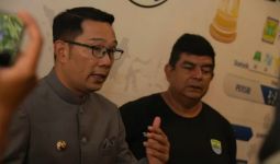 Ridwan Kamil Langsung Pantau Saat Seluruh Pemain dan Ofisial Persib Jalani Tes Corona - JPNN.com