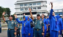 Panglima Komando Armada II Melepas Keberangkatan KRI Makassar-590 - JPNN.com