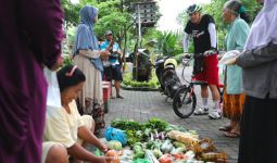 Cek Musala dan Sekolah, Ganjar Berkeliling dengan Sepeda - JPNN.com