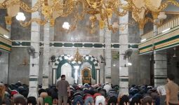 Di Masjid Ini Tidak Ada Salat Jumat, Diganti Zuhur Berjemaah - JPNN.com