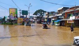 Satu Orang Meninggal saat Banjir Melanda Bandung - JPNN.com