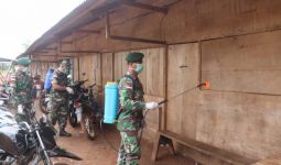 Cegah Covid-19, TNI dan Polri Lakukan Penyemprotan Disinfektan di Wilayah Perbatasan RI - PNG - JPNN.com