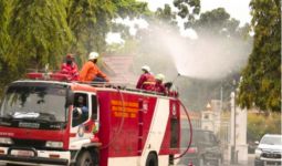Mobil Pemadam Kebakaran Kini Dikerahkan untuk Semprot Disinfektan - JPNN.com