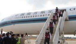 Tim Dokter Tiongkok Datang Membawa Berton-ton Bantuan Medis, Rakyat Menyambut di Bandara - JPNN.com