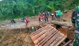 Jembatan Gantung Terputus saat Hujan Deras di Kaki Gunung Halimun Salak - JPNN.com