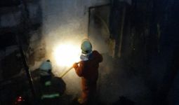 Mencekam, Detik-detik Pabrik Besi Terbakar, 2 Karyawan Terperangkap di Dalam - JPNN.com