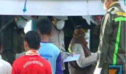 Nelayan Ditemukan Meninggal di Atas Kapal, Petugas Kerepotan Tes Covid-19 - JPNN.com