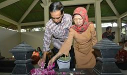 Mengenal Sosok Ibunda Jokowi, Sudjiatmi, Falsafah Ojo Dumeh - JPNN.com