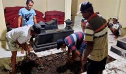 Persiapan Pemakaman Ibunda Jokowi, Dari 10 Tukang Gali Kubur Hingga Hand Sanitizer - JPNN.com