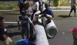 Virus Corona Menggila, Warga Surabaya Tutup Jalur Lingkar Luar Timur untuk Cegah Balap Liar - JPNN.com