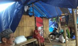 Tolonglah, Stok Bahan Pokok di Posko Pengungsian Banjir Lebak Menipis - JPNN.com