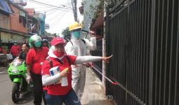 PDIP Jakarta Pusat Lakukan Penyemprotan Disinfektan di Tiga Lokasi - JPNN.com