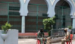 Ratusan Orang Bertahan di Masjid Kebon Jeruk, Enggan Pindah ke RS Darurat Corona - JPNN.com