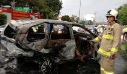 Toyota Avanza Ludes Terbakar di Tol Dalam Kota Grogol, Pengemudi Tewas Mengenaskan - JPNN.com