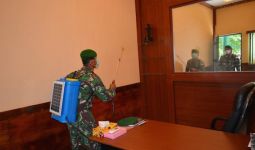 Prajurit TNI Menyemprotkan Disinfektan di Jakbar untuk Cegah Covid-19, Warga Terharu - JPNN.com