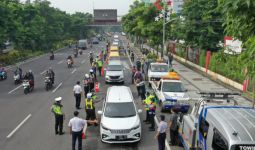 Karantina Wilayah, Kendaraan Diadang di 19 Pintu Masuk Surabaya - JPNN.com