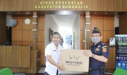 Bea Cukai Sumbang APD Dukung Tenaga Medis di Bengkalis - JPNN.com