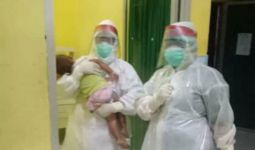 Foto Perawat Menggendong Balita Ini Bikin Warga Prabumulih Makin Khawatir - JPNN.com