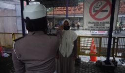 Cegah Penyebaran Corona, Belasan Santri Jalani Pemeriksaan Kesehatan di Terminal Kediri - JPNN.com