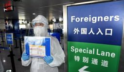Sudah Pakai APD, Sopir Bandara Terinfeksi Corona Gegara Makan di Mobil - JPNN.com