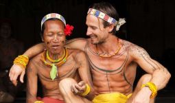 Pria Asal Melbourne Hidup 8 Tahun Bersama Suku Mentawai - JPNN.com