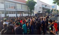 Alamak! 5 Ribu Orang Unjuk Rasa di Mapolrestabes Surabaya, Physical Distancing? - JPNN.com