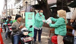 PKB Bagikan 500 Hand Sanitizer dan Nasi Boks Buat Ojol - JPNN.com