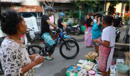 Teriakan Ganjar saat Gowes Keliling Semarang Bikin Emak-Emak Terkejut - JPNN.com
